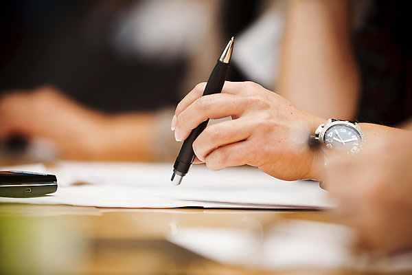 포토 JPG 해외이미지 직업 학생 손 남자 종이 비즈니스 한명 사람 사람없음 아웃포커스 가로 스터디 컬러풀 펜 쪽지 기록 작업 직장인 비즈니스맨 전문직 책상 문서 바쁨 결재 편지쓰기 해외포토 1 컬러 가구 촬영기법 신체부위 학습 필기구 편지 파일형식 이미지허브