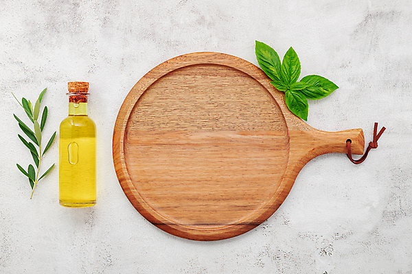 포토 JPG 해외이미지 잎 주방용품 유리병 손잡이 사람없음 하이앵글 오일 흰배경 나무도마 콘크리트 플랫레이 카피스페이스 해외포토 식물 음식 뷰포인트 생활용품 백그라운드 병_용기 도마 목재 화장품 공백 흰색 플랫 파일형식 이미지허브