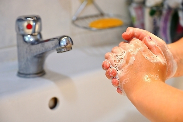 포토 JPG 해외이미지 손 실내 신체부위 세면대 수도꼭지 화장실 손씻기 비누거품 위생관리 해외포토 관리 사람 내부 거품 씻기 파일형식 이미지허브