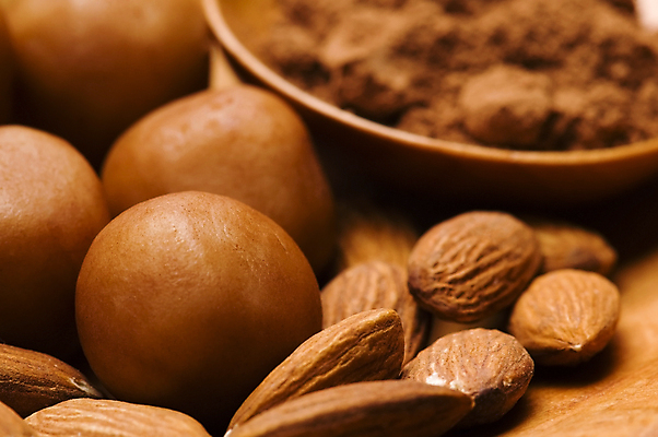 포토 JPG 해외이미지 감자 사람없음 아웃포커스 초콜릿 달콤 아몬드 나무그릇 갈색배경 해외포토 그릇 백그라운드 채소 디저트 촬영기법 목재 갈색 견과류 맛 파일형식 이미지허브