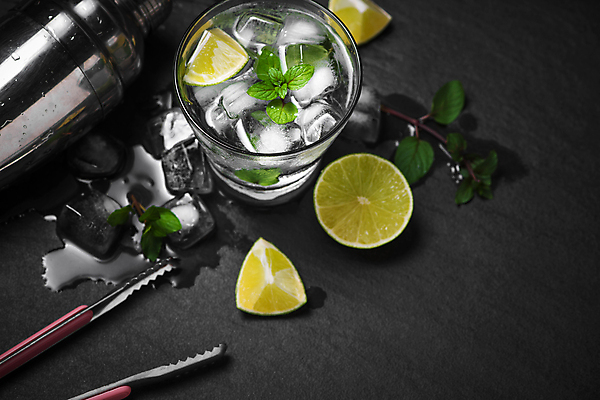 포토 JPG 해외이미지 검은배경 잔 실내 집게 사람없음 얼음 라임 모히토 쉐이커 해외포토 자연요소 식기 백그라운드 과일 내부 검은색 칵테일 파일형식 이미지허브
