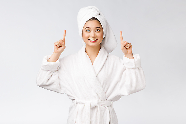 포토 JPG 해외이미지 응시 여자 실내 한명 동양인 상반신 성인 앞모습 수건 뷰티 올려보기 가리킴 목욕가운 피부관리 흰배경 성인여자한명만 해외포토 1 시선 뷰포인트 백그라운드 모션 사람 인종 손짓 내부 위생용품 흰색 가운 여자한명만 성인여자만 파일형식 이미지허브