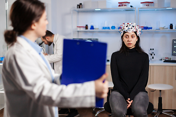 포토 JPG 해외이미지 응시 여자 남자 과학 실내 현미경 실험기구 실험 들기 앉기 상반신 성인 앞모습 옆모습 세명 실험복 실험실 소프트포커스 과학자 보여주기 뇌파 연구소 성인만 해외포토 직업 시선 뷰포인트 모션 촬영기법 사람 내부 가운 학자 파일형식 이미지허브