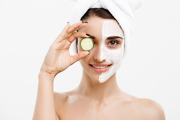 포토 JPG 해외이미지 백인 응시 여자 오이 실내 한명 들기 상반신 성인 앞모습 수건 뷰티 피부 피부관리 흰배경 클렌징폼 성인여자한명만 해외포토 서양인 1 시선 뷰포인트 백그라운드 채소 모션 사람 내부 신체부위 위생용품 흰색 세안용품 여자한명만 성인여자만 파일형식 이미지허브