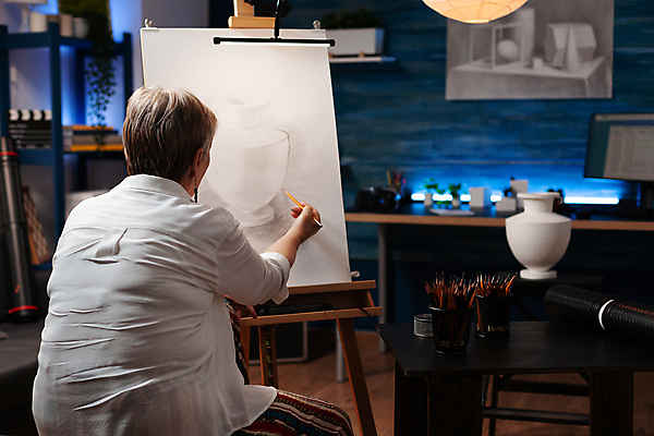 포토 JPG 해외이미지 여자 노년 할머니 실내 한명 들기 앉기 상반신 뒷모습 도자기 그리기 이젤 노인여자한명만 해외포토 1 뷰포인트 모션 사람 성인 내부 미술도구 여자한명만 노인여자만 파일형식 이미지허브