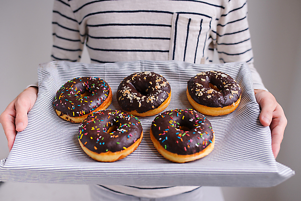 포토 JPG 해외이미지 남자 쟁반 실내 한명 들기 상반신 성인 도넛 달콤 성인남자한명만 해외포토 1 모션 디저트 사람 내부 맛 남자한명만 성인남자만 파일형식 이미지허브