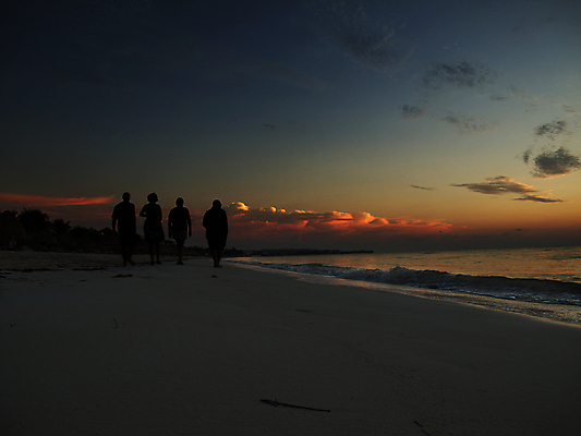 포토 JPG 해외이미지 구름 커플 실루엣 파도 여행 날씨 휴가 휴식 사람없음 빨간색 물 여름 태양 노란색 일출 일몰 산책 해외포토 자연요소 계절 바다 컬러 컨셉 관계 촬영기법 노을 파일형식 이미지허브