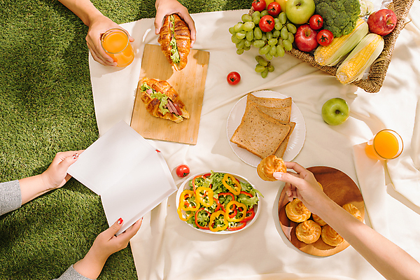 포토 JPG 해외이미지 주간 접시 손 빵 방울토마토 옥수수 들기 잔디 야외 신체부위 하이앵글 소풍 공책 샐러드 사과 오렌지주스 식빵 돗자리 청포도 청사과 나무도마 크루아상샌드위치 해외포토 자연요소 식물 식기 음식 뷰포인트 토마토 과일 모션 포도 문구용품 곡류 도마 샌드위치 사람 목재 야외활동 과일주스 파일형식 이미지허브