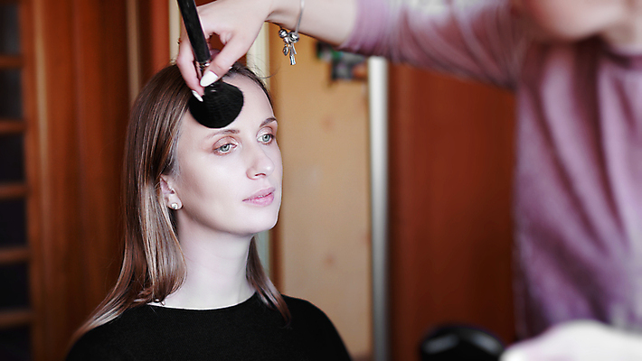 포토 JPG 해외이미지 모델 직업 1 손 여자 얼굴 백그라운드 미술 한명 사람 빨간색 뷰티 갈색 유행 화장품 회색 립스틱 붓 센터 만들기 예술가 스킨케어 고립 스타일리스트 완벽 스타일 신청 해외포토 컬러 컨셉 모션 문화예술 신체부위 파일형식 이미지허브