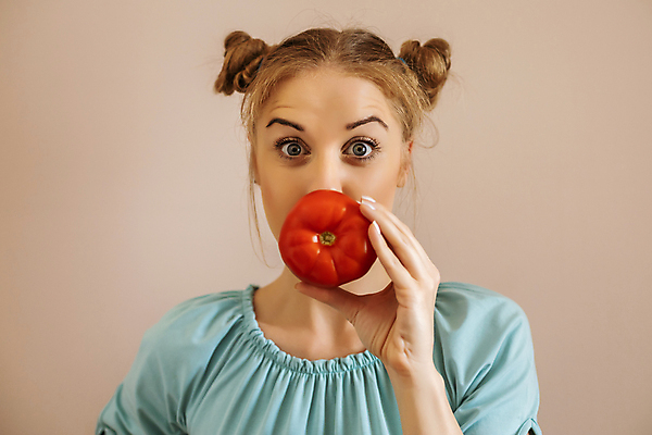 포토 JPG 해외이미지 스튜디오촬영 백인 여자 행복 음식 다이어트 토마토 채소 장난 재료 놀이 설계 아이디어 실내 건강 요리 한명 미소 손짓 성인 금발 건강관리 활발 샐러드 신선 잡기 입 유머 몸무게 먹기 날씬함 상쾌 레시피 보여주기 비타민 건강식 바디케어 카피스페이스 해외포토 서양인 1 헤어스타일 감정 컨셉 모션 표정 관리 사람 내부 신체부위 공백 몸매 영양소 파일형식 이미지허브