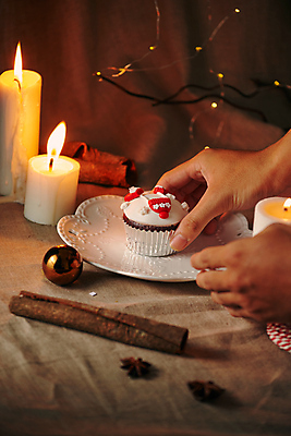 포토 JPG 해외이미지 접시 손 겨울 초 촛불 디저트 실내 신체부위 장식 잡기 달콤 컵케이크 해외포토 식기 계절 음식 모션 사람 내부 케이크 맛 파일형식 이미지허브