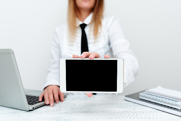 포토 JPG 해외이미지 스튜디오촬영 백인 직업 손 응시 여자 남자 인터넷 비즈니스 통신 청소년 탁자 성공 커뮤니케이션 무선통신 실내 한명 앉기 정장 성인 사람없음 노트북 컴퓨터 태블릿 사무실 모니터 공백 장비 타이핑 키보드 잡기 작업 비즈니스맨 비즈니스우먼 작업장 이메일 전문직 연결 책상 경영자 보여주기 고립 카피스페이스 해외포토 서양인 1 시선 옷 산업 가구 컨셉 모션 사람 내부 신체부위 전자제품 스마트기기 직장인 리더 파일형식 이미지허브