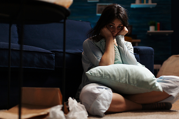 포토 JPG 해외이미지 전신 응시 여자 쿠션 실내 한명 앉기 성인 앞모습 슬픔 좌절 우울감 성인여자한명만 해외포토 1 시선 감정 뷰포인트 컨셉 모션 사람 내부 여자한명만 성인여자만 파일형식 이미지허브