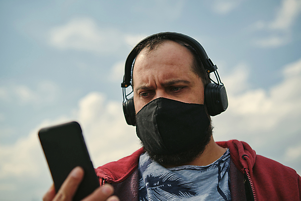 포토 JPG 해외이미지 라이프스타일 남자 음악 청소년 하늘 무선통신 수염 한명 사람 성인 야외 가로 스마트폰 헤드폰 듣기 개성 남자한명만 성인만 해외포토 1 음향기기 통신 모션 문화예술 생활 핸드폰 스마트기기 남자만 파일형식 이미지허브