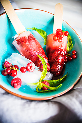 포토 JPG 해외이미지 열매 아이스크림 사람없음 빨간색 시원함 허브 산딸기 막대아이스크림 해외포토 식물 컬러 과일 디저트 파일형식 이미지허브