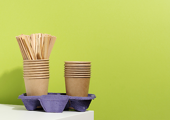 포토 JPG 해외이미지 사람없음 연두색 커피잔 종이컵 친환경 패키지 나무막대 컵홀더 제로웨이스트 해외포토 커피 잔 컵 초록색 환경 그린캠페인 막대 일회용 사회이슈 홀더 파일형식 이미지허브