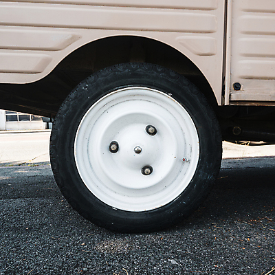 포토 JPG 해외이미지 디자인 도로 교통시설 자동차 사람없음 금속 수확 골동품 흰색 바퀴 클래식 향수 복고 타이어 프랑스어 옛날 자동 스타일 해외포토 문자 길 육상교통 컬러 교통 컨셉 농업 재질 화장품 시설 파일형식 이미지허브