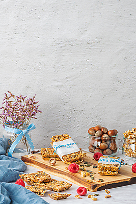 포토 JPG 해외이미지 리본 포장 회색배경 유리병 실내 사람없음 꽃병 달콤 산딸기 호두 건강식품 나무도마 에너지바 호박씨 개암 종이호일 해외포토 열매 꽃 음식 백그라운드 과일 병_용기 도마 건강 씨앗 내부 목재 회색 견과류 맛 파일형식 이미지허브