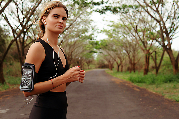 포토 JPG 해외이미지 나무 라이프스타일 공원 여자 음악 스포츠 포즈 자연 아침 휴가 건강 한명 사람 성인 야외 초록색 스마트폰 운동복 조깅 정원 헤드폰 듣기 MP3 해외포토 주간 식물 1 옷 공공시설 컬러 음향기기 모션 문화예술 생활 전자제품 핸드폰 스마트기기 운동 생태계 파일형식 이미지허브