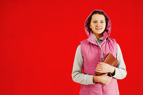 포토 JPG 해외이미지 백인 1 학생 여학생 교육 기독교 한명 미소 사람 10대 책 빨간색 학습 성경 교과서 문학 해외포토 서양인 여자 종교 컬러 종교용품 청소년 교재 표정 파일형식 이미지허브