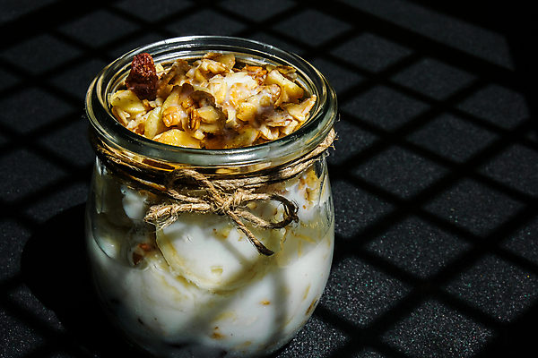 포토 JPG 해외이미지 검은배경 실내 그림자 사람없음 요거트 오트밀 그래놀라 그릭요거트 해외포토 음식 백그라운드 유제품 내부 검은색 파일형식 귀리 이미지허브