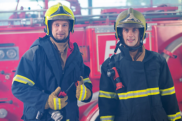 포토 JPG 해외이미지 주간 남자 들기 상반신 성인 야외 두명 앞모습 소방관 소방 성인남자만 해외포토 자연요소 뷰포인트 모션 사람 구조원 남자만 성인만 파일형식 이미지허브