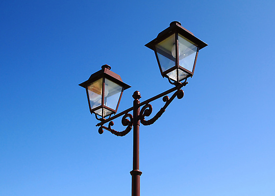 포토 JPG 해외이미지 배너 외관 건축양식 유리 하늘 조명 거리 기술 사람없음 야외 빨간색 세로 파란색 뷰티 우주 금속 장비 등불 램프 깃발 기둥 손전등 화려 고급 철 정사각형 러시아 봉 타운 구식 단아함 용접 스타일 해외포토 도형 건축 유럽 컬러 컨셉 재질 도시 파일형식 이미지허브