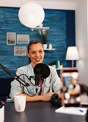 포토 JPG 해외이미지 여자 선반 한명 상반신 성인 앞모습 컵 파란색 스마트폰 촬영 헤드셋 책상 마이크 방송 촬영실 성인여자한명만 유튜버 해외포토 1 식기 뷰포인트 컬러 음향기기 가구 사람 핸드폰 스마트기기 헤드폰 공간 여자한명만 성인여자만 파일형식 크리에이터 이미지허브