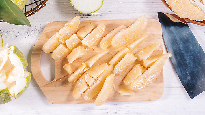 포토 JPG 해외이미지 실내 사람없음 하이앵글 자르기 재료손질 자몽 흰배경 슬라이스 식칼 과일조각 나무도마 해외포토 뷰포인트 조각 백그라운드 과일 모션 주방용품 도마 내부 목재 흰색 손질 파일형식 이미지허브