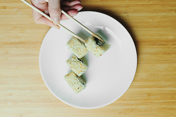 포토 JPG 해외이미지 전통 라이프스타일 음식 조각 재료 젓가락 부분 손가락 밥 새우 실내 건강 어류 요리 동양인 사람없음 세트 주방 일본 식사 초밥 신선 잡기 해조류 맛 인스턴트 두루마리 참치 먹기 해산물 메뉴 준비 날것 연어 생강 건강식 점심식사 일본음식 맛있는 해외포토 손 아시아 컨셉 채소 모션 수저 갑각류 인종 내부 생활 수중동물 해양식물 파일형식 이미지허브