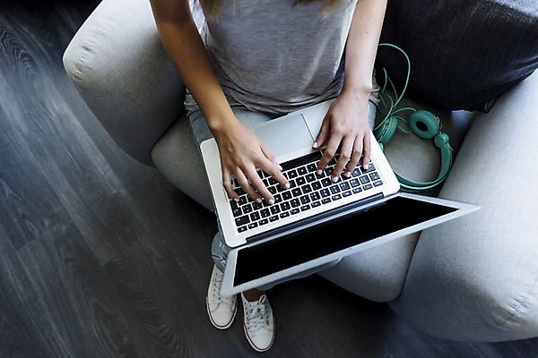 포토 JPG 해외이미지 백인 직업 학생 라이프스타일 여자 행복 거실 인터넷 비즈니스 통신 부분 주택 갈색머리 실내 미소 사람 앉기 성인 사람없음 노트북 인테리어 컴퓨터 소파 뷰티 공책 타이핑 키보드 작업 이메일 닫기 연결 휴대용 무선전화기 책상 해외포토 서양인 헤어스타일 디자인 감정 가구 의자 모션 문구용품 표정 내부 건물 생활 전자제품 전화기 오브젝트 파일형식 이미지허브