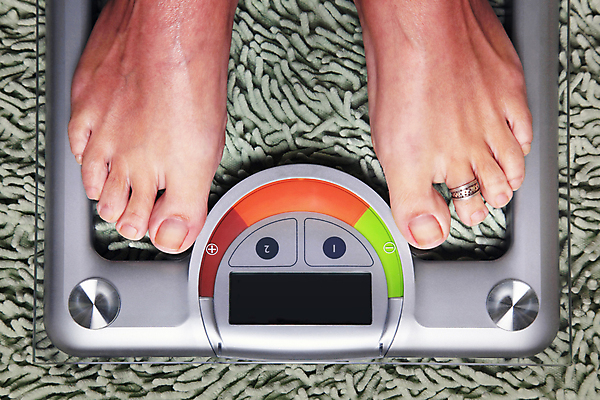 포토 JPG 해외이미지 백인 모델 라이프스타일 옷 여자 행복 백그라운드 컨셉 신체 다이어트 과일 성공 새로움 건강 서기 사람 성인 사람없음 청춘 뷰티 숫자 욕실 흰색 청바지 관찰 몸무게 눈금 고립 양발 제어 해외포토 서양인 문자 감정 컬러 바지 모션 생활 파일형식 이미지허브