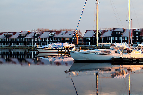포토 JPG 해외이미지 전통 외관 문화 호수 여행 요트 건축양식 자연 표면 아침 거리 주택 풍경 사람없음 야외 건물 물 빛 도시풍경 햇빛 반사 일출 침묵 고요 도시 보트 속도 네덜란드 운하 타운 해외포토 주간 자연요소 건축물 건축 유럽 배_교통 태양 노을 소리 생태계 파일형식 이미지허브