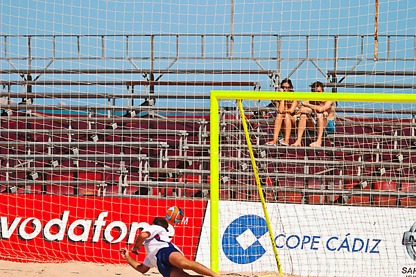 포토 JPG 해외이미지 남자 모래 스포츠 바다 포즈 공 놀이 축구선수 사람 경기 사람없음 야외 여름 파란색 운동 축구 경쟁 경기장 에너지 게임 킥 골 양발 운동가 토너먼트 플레이어 해외포토 계절 컬러 컨셉 스포츠시설 모션 운동선수 건강 구기 파일형식 이미지허브