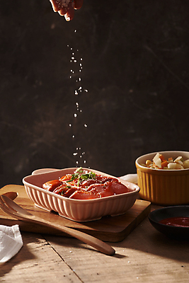 포토 JPG 해외이미지 그릇 손가락 검은배경 실내 신체부위 소시지 뿌리기 나무도마 나무탁자 소시지구이 해외포토 식기 손 백그라운드 모션 탁자 도마 사람 내부 목재 검은색 가공식품 구이 파일형식 이미지허브