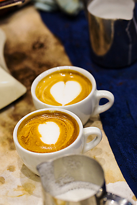 포토 JPG 해외이미지 커피 음료 유리 탁자 아침 디저트 미술 사람없음 목재 컵 갈색 식당 초콜릿 검은색 이탈리아 거품 카페 우유 머그컵 소용돌이 흰색 신선 바 뜨거움 액체 아침식사 설탕 컵받침 크림 묘사 상쾌 아로마 부드러움 카푸치노 에스프레소 단절 라떼 양조 카페인 해외포토 주간 나무 식기 감정 유럽 음식 컬러 가구 재료 재질 문화예술 유제품 상점 식사 회오리 감각 받침대 파일형식 이미지허브