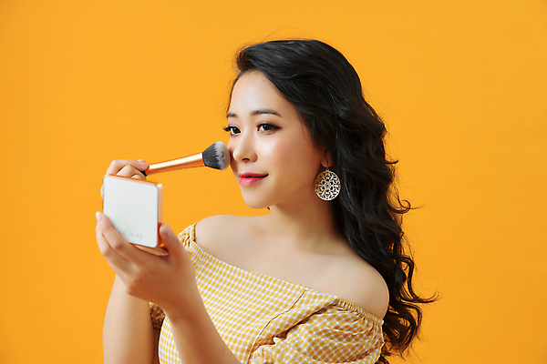 포토 JPG 해외이미지 응시 여자 실내 한명 들기 동양인 상반신 성인 옆모습 화장 뷰티 볼터치 바르기 노란배경 팩트 성인여자한명만 해외포토 1 시선 뷰포인트 백그라운드 모션 사람 인종 내부 노란색 화장품 여자한명만 성인여자만 파일형식 이미지허브