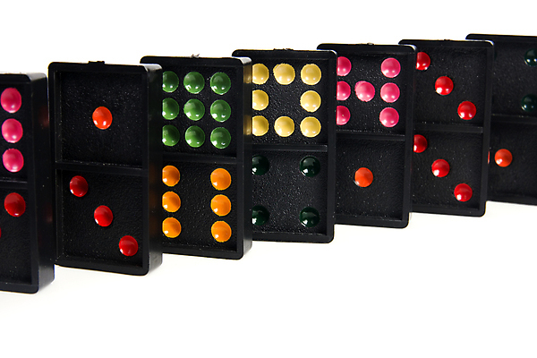 포토 JPG 해외이미지 놀이 레저 휴식 서기 사람없음 숫자 검은색 경쟁 흰색 우승 점 도박 일렬 대회 고립 도미노 해외포토 문자 컬러 컨셉 모션 최고 파일형식 이미지허브