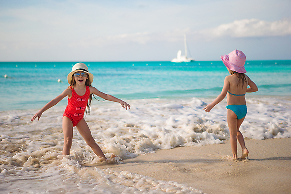 포토 JPG 해외이미지 주간 전신 백인 라이프스타일 여자 수영복 어린이 파도 여행 팔벌리기 휴식 서기 해변 야외 두명 여름휴가 바캉스 걷기 소녀만 해외포토 자연요소 서양인 옷 바다 컨셉 모션 휴가 사람 생활 여자만 어린이만 파일형식 여름_계절 이미지허브