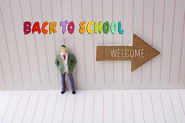 포토 JPG 해외이미지 화살표 학교 실내 글자캘리그라피 사람없음 공책 흰배경 인물미니어처 해외포토 교육 백그라운드 캘리그라피 문구용품 내부 미니어처 흰색 파일형식 이미지허브