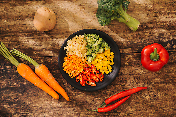 포토 JPG 해외이미지 접시 조각 식재료 감자 파프리카 실내 사람없음 당근 브로콜리 재료손질 홍고추 나무배경 해외포토 식기 백그라운드 채소 고추 뿌리채소 내부 손질 파일형식 이미지허브