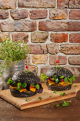 포토 JPG 해외이미지 잎 벽돌 실내 사람없음 두개 햄버거 양동이 꽂음 나무도마 이쑤시개장식 베지푸드 콩고기 비건음식 해외포토 식물 음식 2 도마 패스트푸드 내부 목재 장식 채식 이쑤시개 파일형식 비건 이미지허브