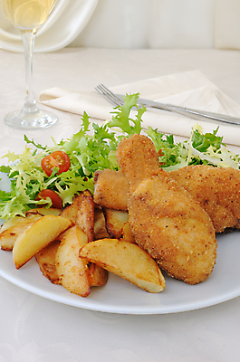 포토 JPG 해외이미지 접시 포크 방울토마토 실내 사람없음 치킨 샐러드 감자튀김 닭다리 닭다리튀김 해외포토 식기 음식 토마토 감자 내부 튀김 닭고기요리 파일형식 이미지허브