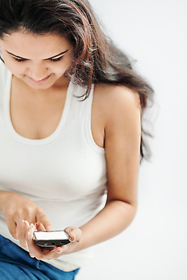 포토 JPG 해외이미지 손 여자 인터넷 통신 손가락 모바일 미래 새로움 세포 기술 한명 성인 스마트폰 핸드폰 컴퓨터 뷰티 디지털 스크린 장비 터치 정보 공구 가리킴 타이핑 업무 작업 뉴스 사과 연결 휴대용 인도인 무선전화기 전화기 스마트 전자 언론 포인트 안드로이드 혁명 소셜 인터페이스 입력 터치스크린 셀룰러 인터랙티브 해외포토 외국인 1 컨셉 과일 사람 동양인 손짓 신체부위 금융 전자제품 스마트기기 도구 로봇 오브젝트 파일형식 이미지허브