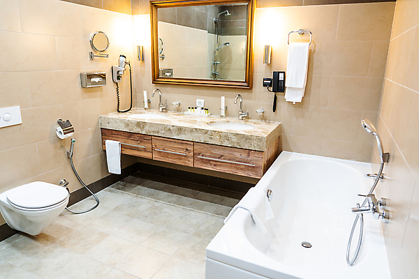 포토 JPG 해외이미지 디자인 벽 가구 백그라운드 건축양식 유리 호텔 휴식 새로움 바닥 아파트 주택 실내 사람없음 내부 목재 장식 빛 수건 갈색 스파 목욕 거울 방 욕실 흰색 도자기 고급 우아함 빨래 타일 싱크대 수도꼭지 대리석 비누 대야 변기통 샤워실 화강암 스타일 해외포토 나무 건축 컬러 생활용품 컨셉 가사 재료 재질 숙소 건물 위생용품 청결 암석 개수대 샤워시설 파일형식 이미지허브