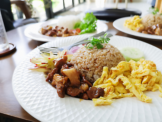 포토 JPG 해외이미지 전통 접시 아시아 문화 음식 백그라운드 토마토 채소 재료 태국 탁자 밥 새우 건강 육류 돼지고기 요리 동양인 사람없음 초록색 식당 계란 식사 저녁식사 치킨 샐러드 소고기 튀김 흰색 신선 맛 그릴 바비큐 굽기 먹기 점심식사 섞기 태국음식 핸드메이드 맛있는 해외포토 식기 나라 컬러 가구 컨셉 식재료 모션 주방용품 갑각류 인종 상점 알 구이 닭고기요리 동양음식 파일형식 이미지허브