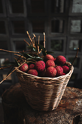 포토 JPG 해외이미지 잎 과일 자연 탁자 사람없음 가로 빨간색 하이앵글 컬러풀 바구니 그룹 해외포토 식물 뷰포인트 컬러 가구 생태계 파일형식 이미지허브
