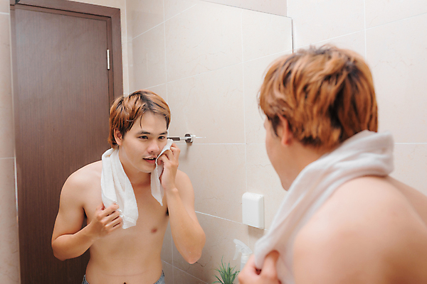 포토 JPG 해외이미지 응시 남자 실내 한명 동양인 상반신 성인 뒷모습 수건 뷰티 반사 거울 잡기 화장실 닦기 자기관리 성인남자한명만 그루밍족 해외포토 1 시선 뷰포인트 모션 사람 인종 내부 위생용품 남자한명만 성인남자만 파일형식 이미지허브