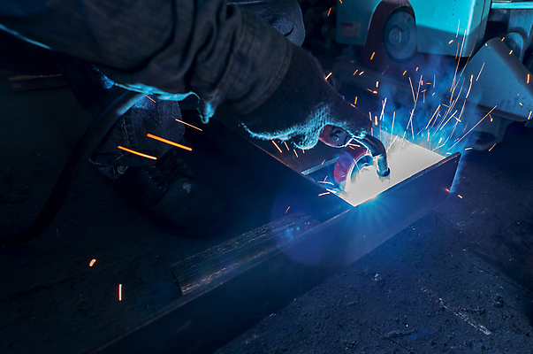 포토 JPG 해외이미지 손 실내 신체부위 빛 잡기 업무 불똥 용접 용접공 용접기 철강 해외포토 직업 모션 사람 내부 작업 파일형식 이미지허브