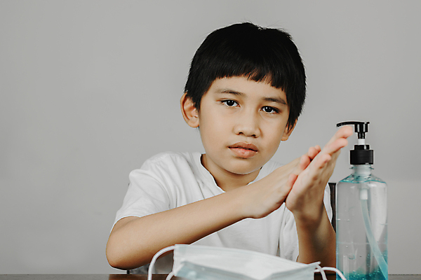 포토 JPG 해외이미지 직업 손 얼굴 어린이 백그라운드 주택 건강 병원 주사기 가면 한명 안전 사람 동양인 소년 약 고통 추위 간호사 의사 흰색 바이러스 보호 질병 청소 감염 주사약 알레르기 돌봄 위생관리 인플루엔자 전염병 해외포토 1 남자 감정 컬러 컨셉 의학 의료기기 모션 관리 인종 건물 신체부위 의료진 파일형식 이미지허브